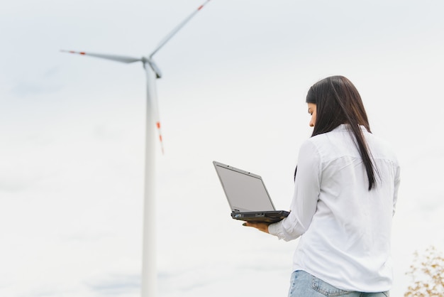 Jak własnymi rękami zrobić prądnicę do przydomowej elektrowni wiatrowej?