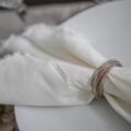 Jak elegancko złożyć serwetkę do pierścienia na uroczystą kolację?