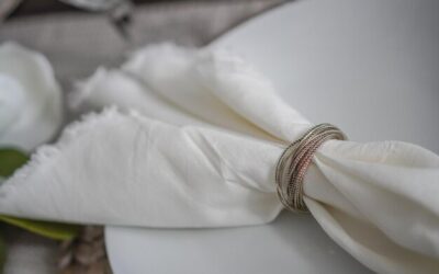 Jak elegancko złożyć serwetkę do pierścienia na uroczystą kolację?
