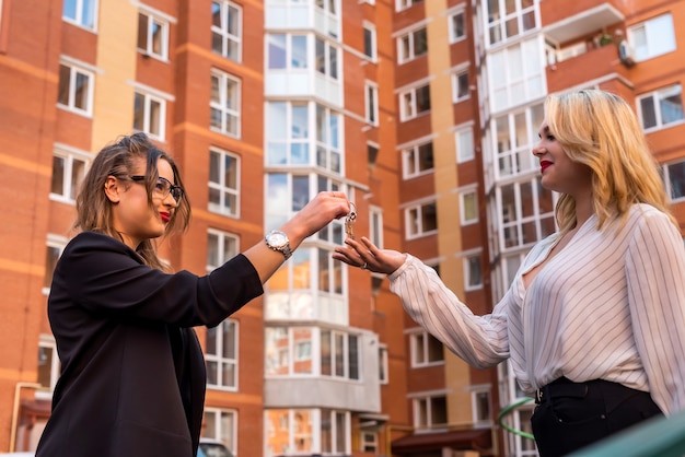 100 tys na mieszkanie dla kogo przysługuje?