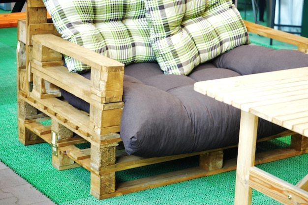 Jak zrobić z palet meble ogrodowe, które odmienią Twój taras?