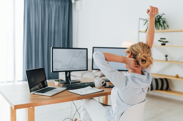 Czym zajmuje się ergonomia pracy i jak wpływa na codzienne obowiązki?