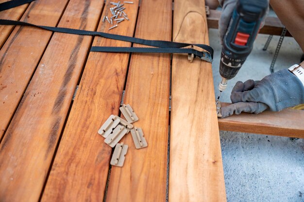 Jak układać deski tarasowe, żeby uniknąć pęknięć?