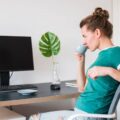 Jak zdrowo siedzieć przy komputerze w pracy i domu?