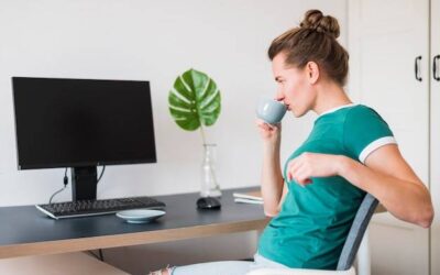 Jak zdrowo siedzieć przy komputerze w pracy i domu?
