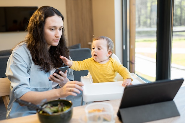 Od czego zależy ile kosztuje godzina opiekunki do dziecka?
