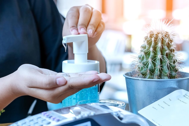 Świadczenie pielęgnacyjne ile wynosi i komu przysługuje?