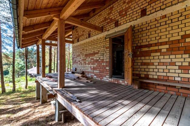 Jak zrobić drewniany taras na legarach we własnym ogrodzie?