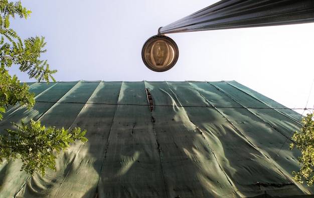 Na jakie zadaszenie tarasu postawić – szkło czy poliwęglan?