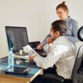 Do czego dąży ergonomia korekcyjna w miejscu pracy?